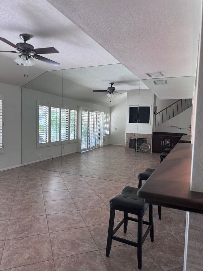 Building Photo - Woodhaven CC - Unfurnished 3br - Long Term