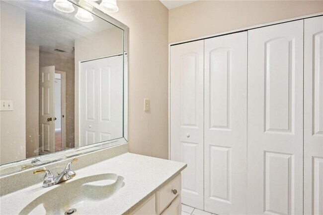 Building Photo - 2303 Pine Heights Dr NE