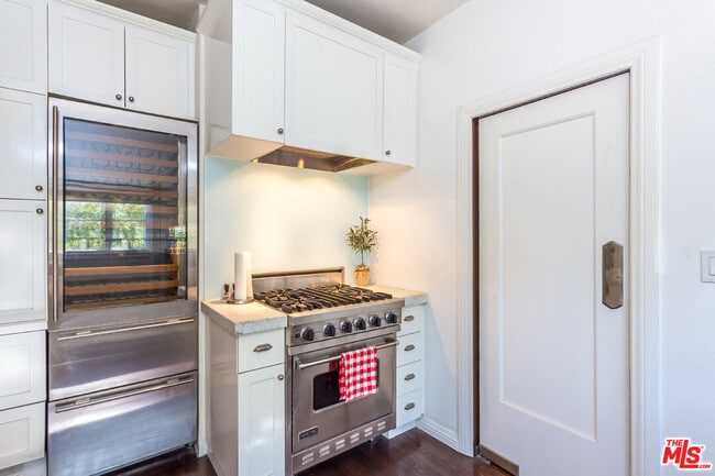 Building Photo - 10335 Wilshire Blvd