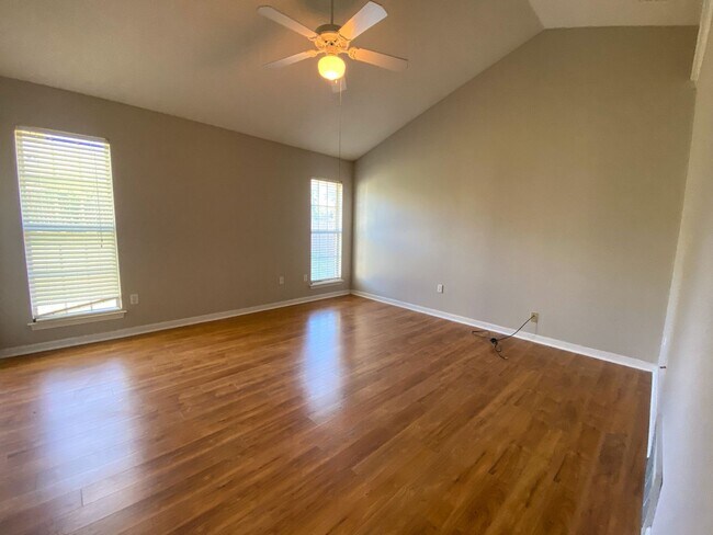 Building Photo - 3 bed, 2 bath house with fresh paint, appliances in Southaven