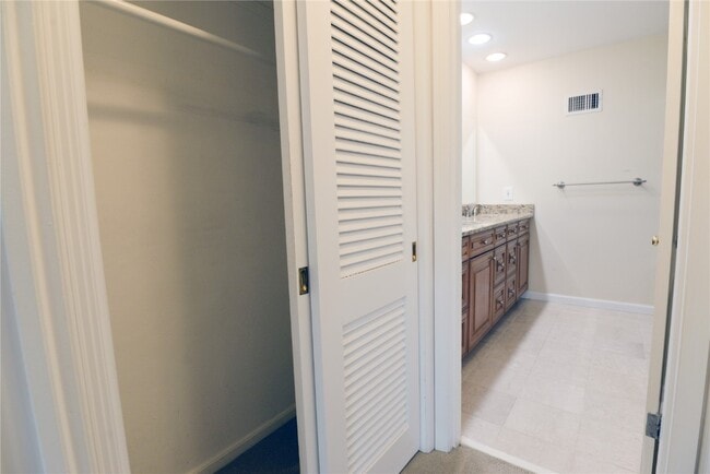 Building Photo - 2235 N Ballas Rd