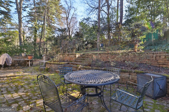 Building Photo - 487 Lakeshore Dr NE