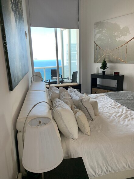 Building Photo - 15811 Collins Ave