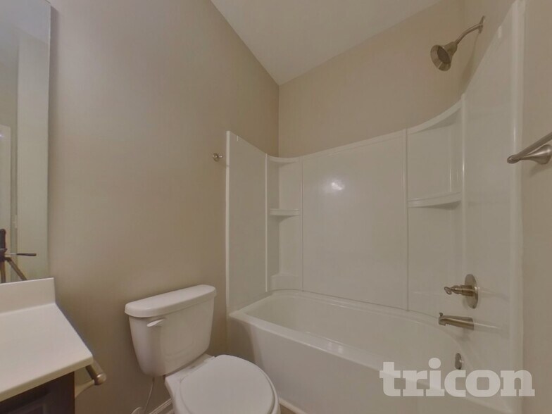 Building Photo - 218 Evergreen Way