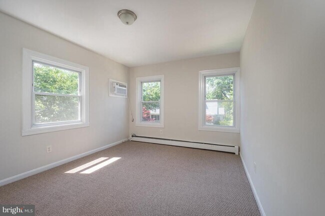 Building Photo - 207 E Nelson Ave