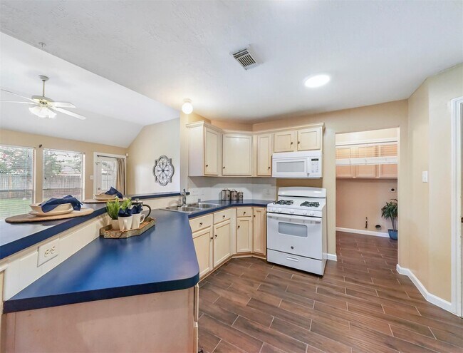 Building Photo - 5219 Bay Pines Dr