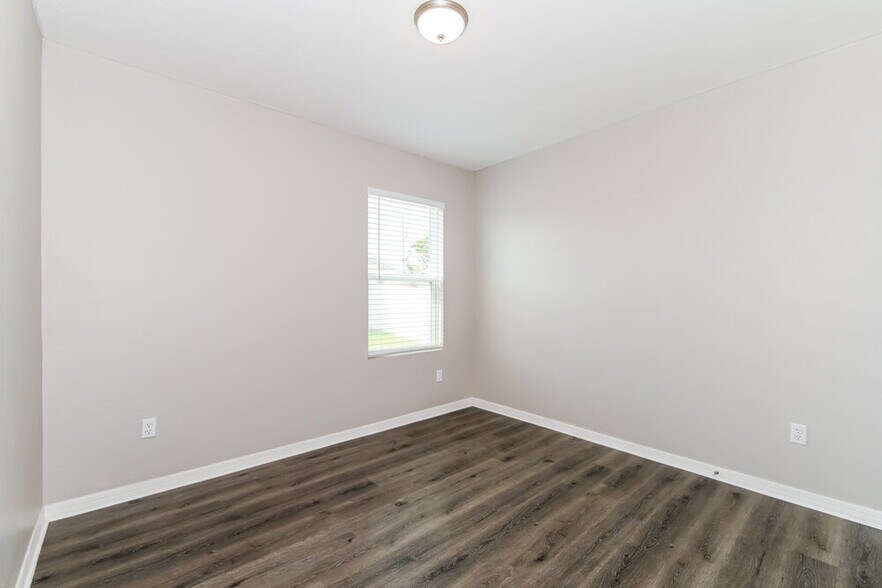 Building Photo - 4406 SW 15th Ave