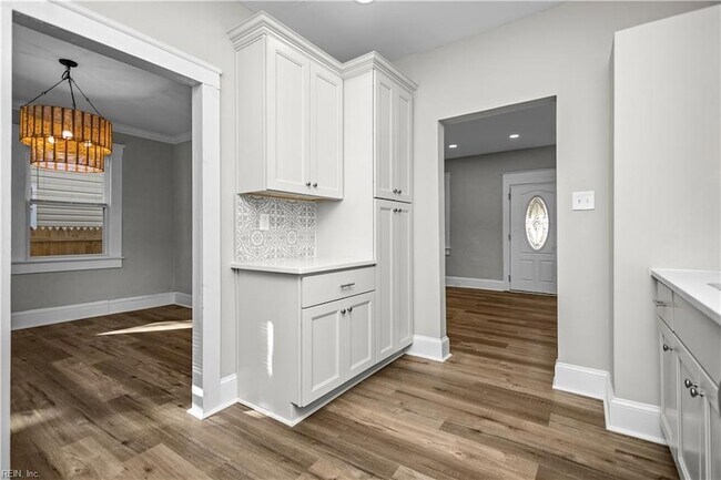 Building Photo - 229 Woodview Ave