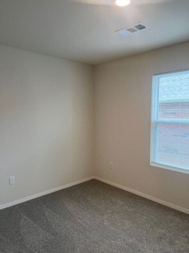 Building Photo - Three Bedroom / Two Bath Home/Two Car Garage/Fenced Backyard