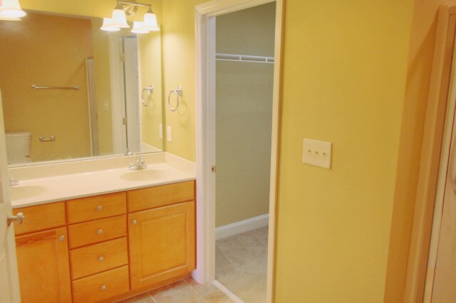 Building Photo - Beautiful and spacious 3 bedroom townhome ...