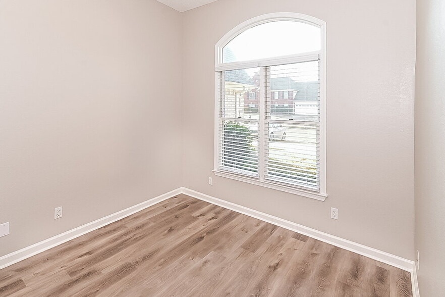 Building Photo - 1960 Chimneyrock Blvd E