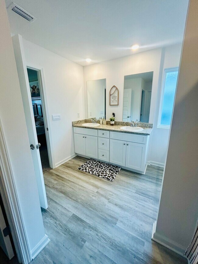 Building Photo - 211 Gray Owl Dr