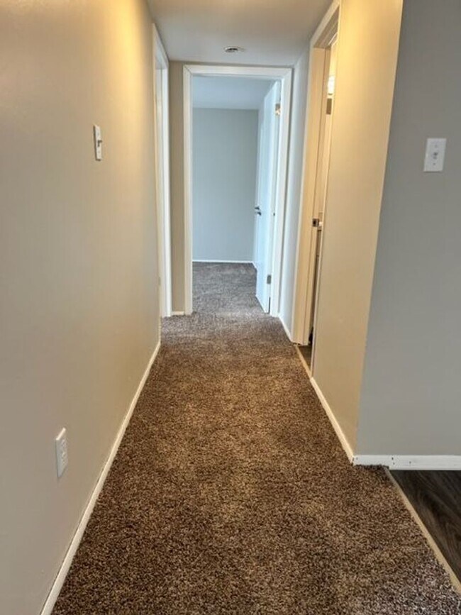 Building Photo - Charming 2-Bedroom 1 bathroom Apartment in the Heart of Chesterton!