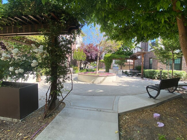 Building Photo - Pleasanton Andares townhouse 3 BD + office...