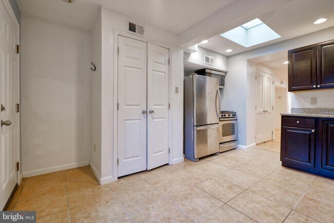 Building Photo - 1029 Booth St