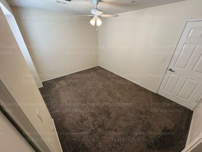 Building Photo - 2 bedroom 1.5 bathroom townhome located in a gated community near Hosking Ave/ S. Union Ave