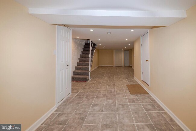 Building Photo - 3317 W Garrison Ave