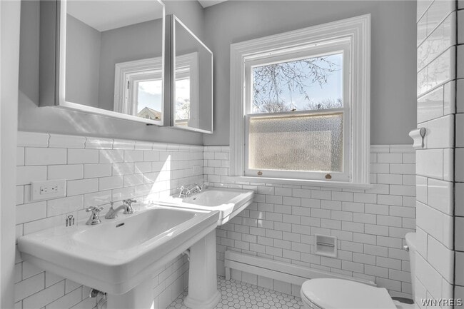 Building Photo - 887 W Ferry St