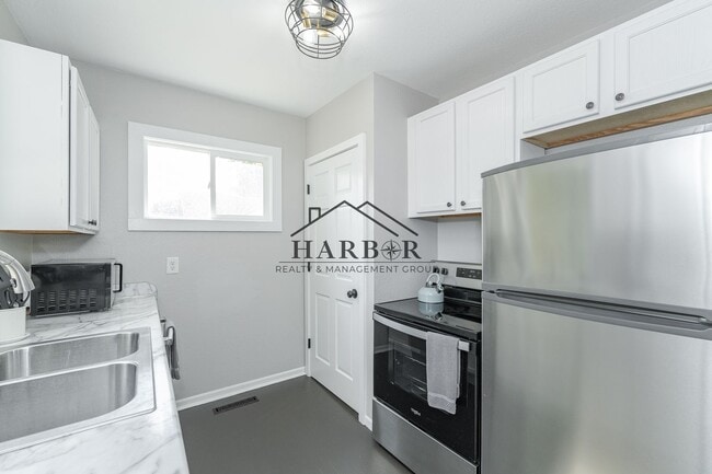 Building Photo - Furnished SE Rochester Home Available Now!