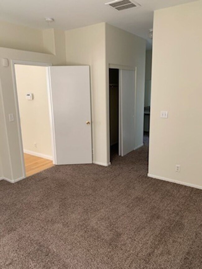 Building Photo - Amazing 2 bedroom Home- NW