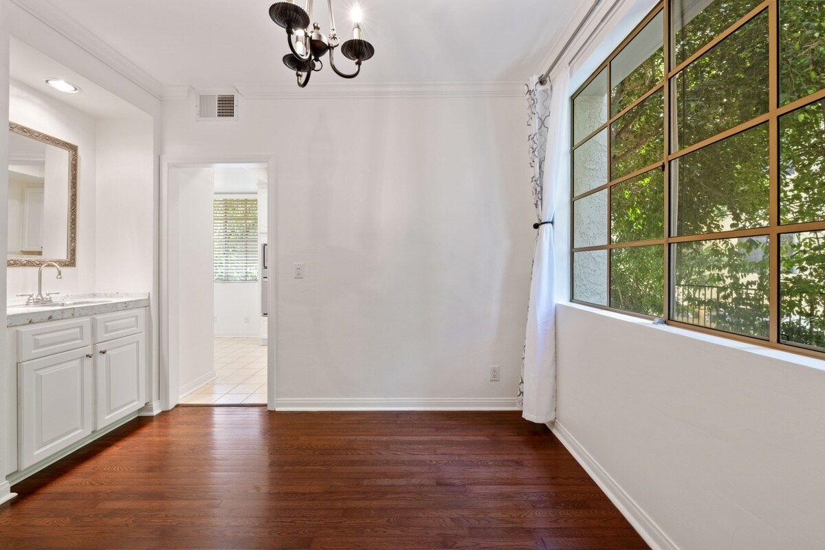 Building Photo - 1375 Kelton Ave