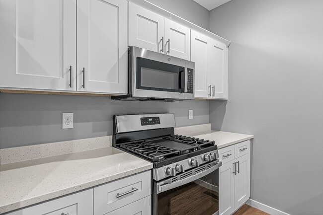 Building Photo - Spacious New Built, Great Location!