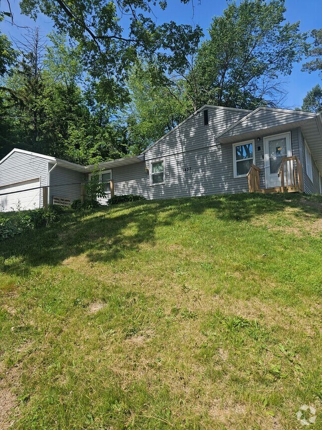 Building Photo - There is a $25 fee per application and eve...