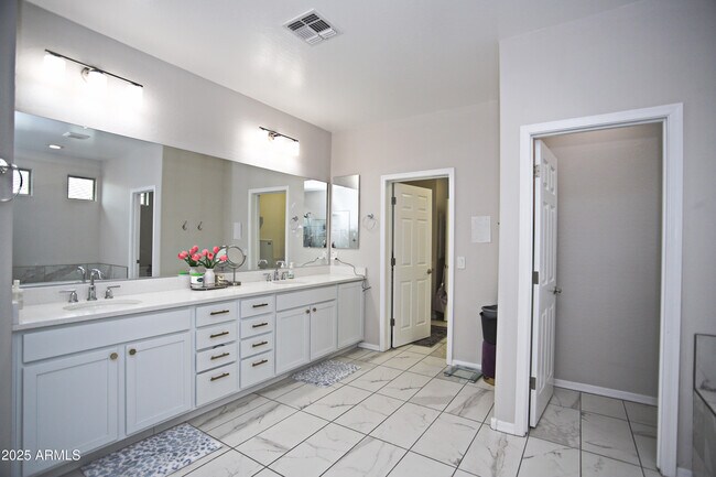 Building Photo - 947 E Ladbroke Way