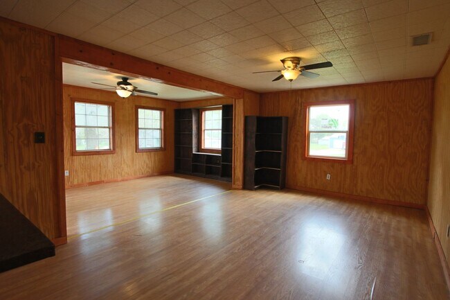 Building Photo - Coming Soon! 3 Bedroom 2 Bath in Bullard! Large Shop!