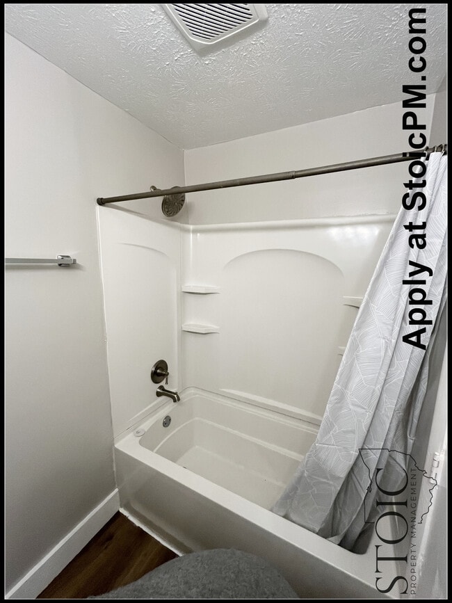 Building Photo - 2649 Kenray Dr