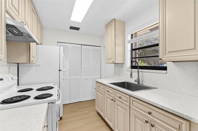 Building Photo - 5629 Taft St