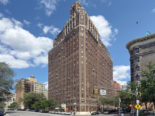 Building Photo - 230 Riverside Dr