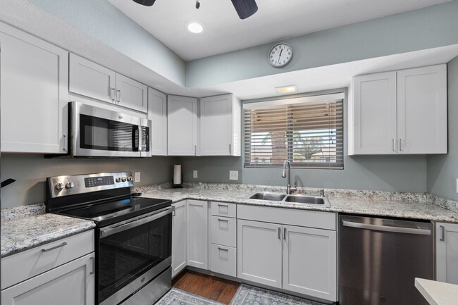 Building Photo - Enjoy this cozy 2 Bedroom, 1.75 Bathrooms, 1.5 Car Garage home in Premier Active Adult Resort Sty...
