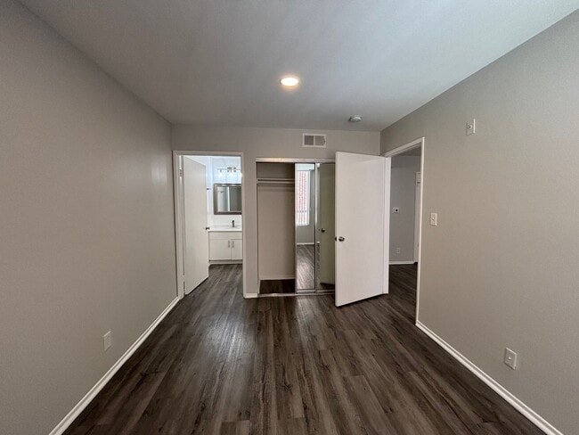 Interior Photo - 314 South Manhattan Place