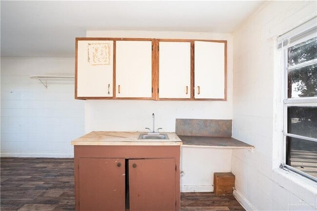 Building Photo - 130 N Texas Ave