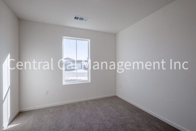 Building Photo - 4 Bedroom/2 Bath Home with Solar in the Desired Southwest - $2500 Per Month!