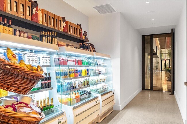 Building Photo - 601 NE 1st Ave