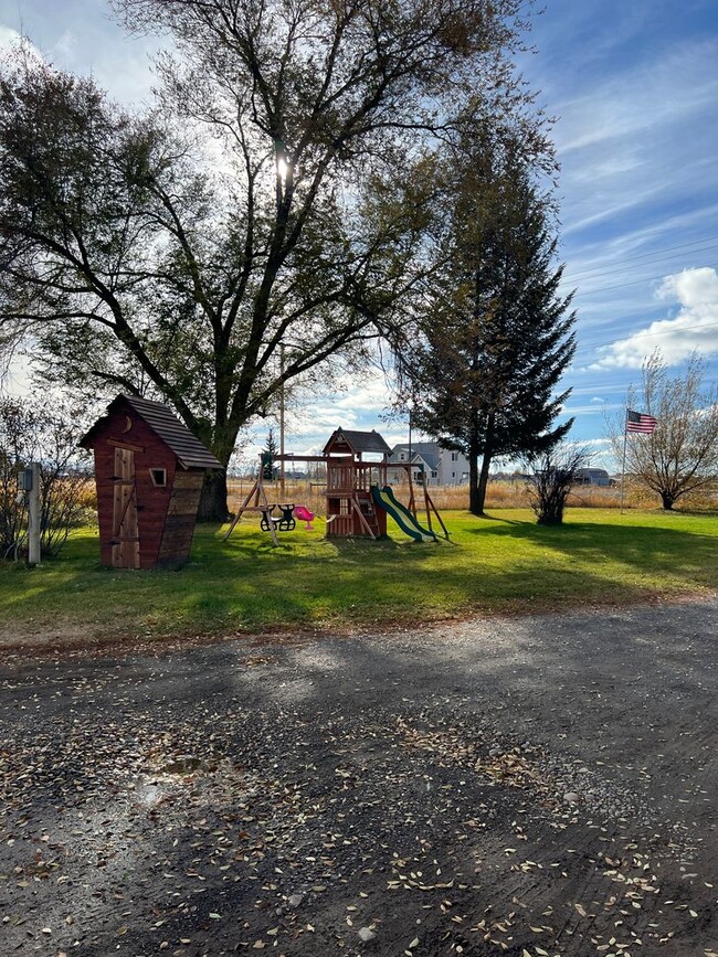 Building Photo - DARLING 3 bed, 1 bath country home with bo...