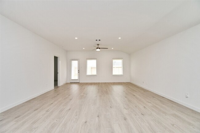 Building Photo - 30330 Reagans Rnch Dr