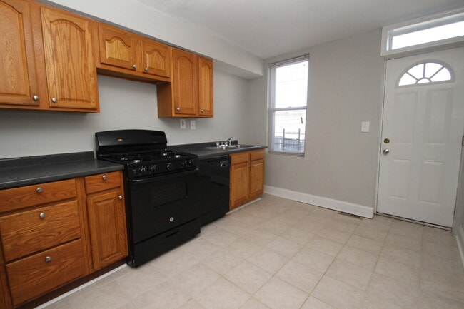 Building Photo - Updated & Lovely Harwood 3bd/1ba rowhome w...