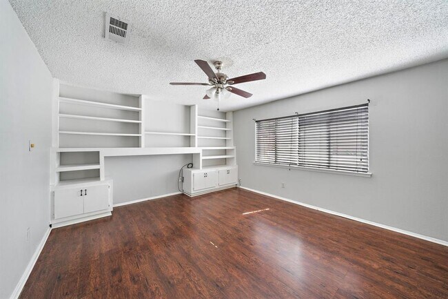 Building Photo - 2383 Crescent Park Dr