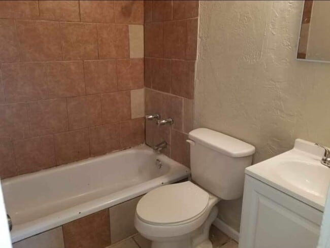 Building Photo - 1405 N Seminole St