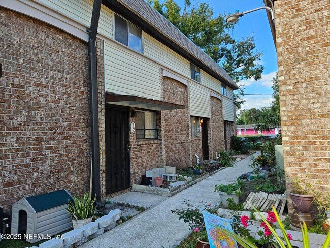 Primary Photo - 1200 Bretta St