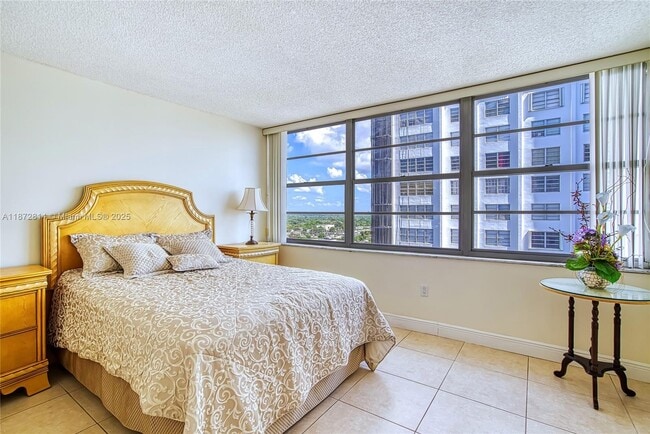 Building Photo - 18051 Biscayne Blvd