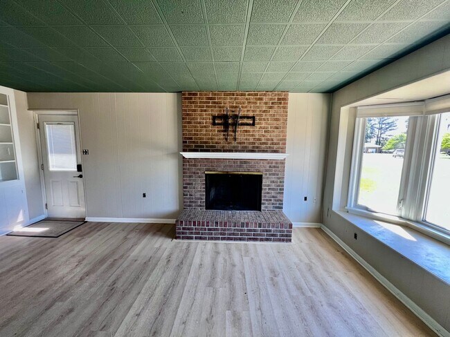 Building Photo - Stunning Renovated Ranch off Indian River