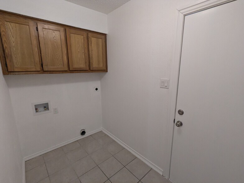 Building Photo - 2410 Cordoba Dr