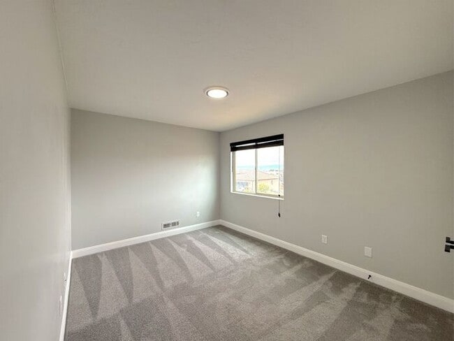 Building Photo - 4 bed, 2.5 bath duplex unit w/2 car garage