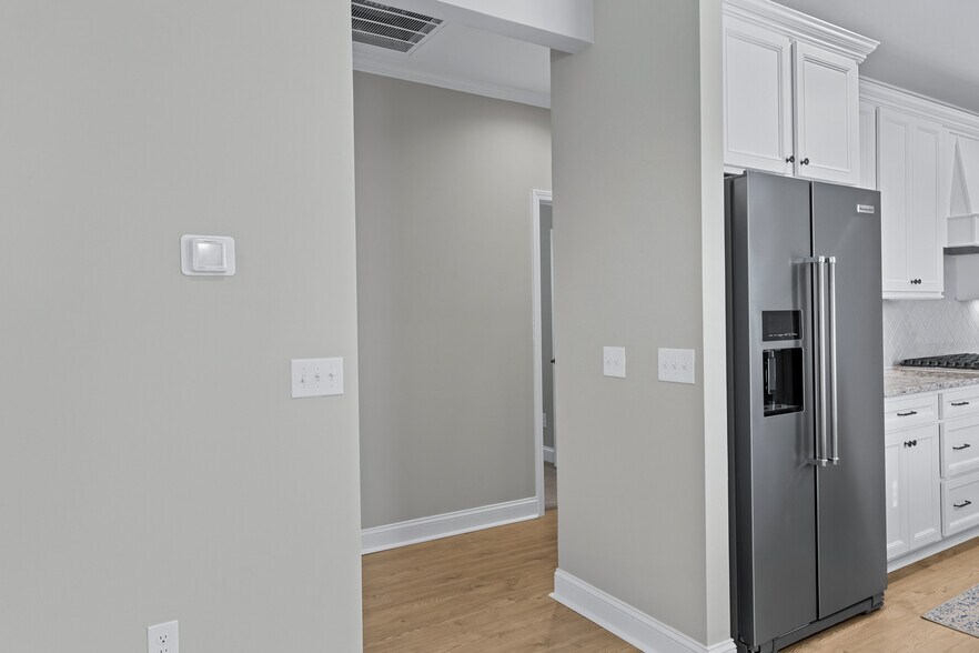 Building Photo - 686 Destiny Dr