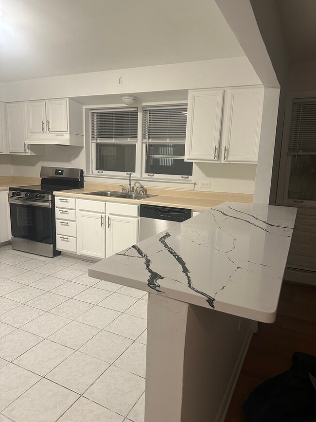 Building Photo - 1241 N La Grange Rd