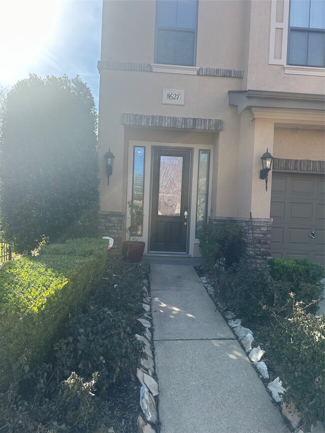 Building Photo - 11627 Royal Oaks Trce